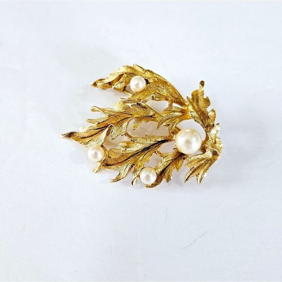 Vintage Richelieu Signed Seagrass Matte Textured Gold Tone Faux Pearl Brooch Pin - Picture 1 of 7
